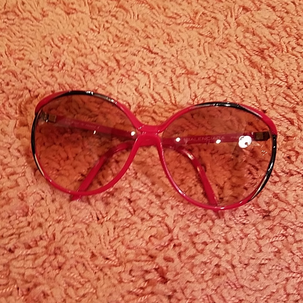 Balenciaga Vintage Red&Black Round Sunnies.